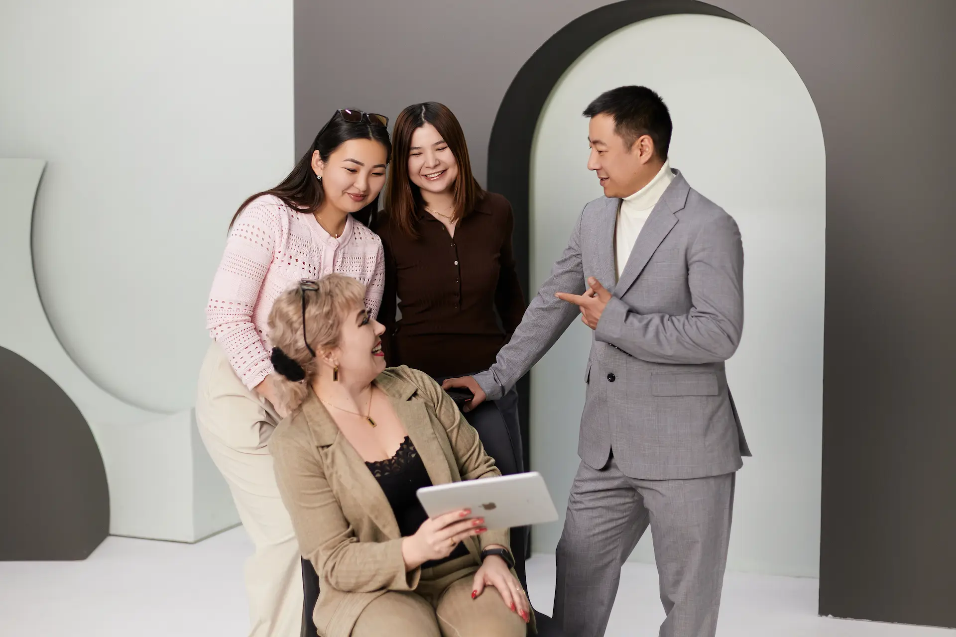 Employees discussing an efficient solution